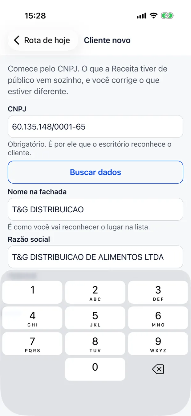Tela do aplicativo cadastrando um cliente: o CNPJ digitado e, abaixo, nome, razão social, CEP e endereço já preenchidos com o que a Receita informa.
