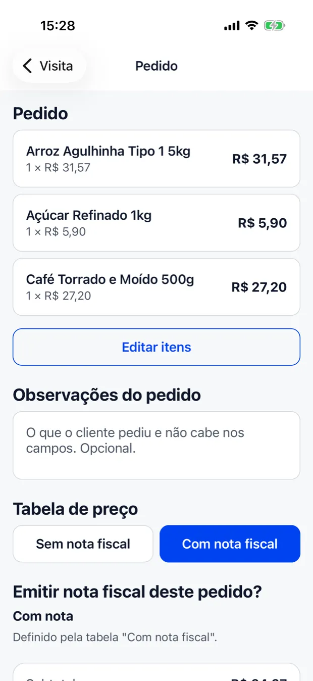 Tela do pedido no aplicativo: três produtos com os preços da lista escolhida — arroz a R$ 31,57, açúcar a R$ 5,90 e café a R$ 27,20 —, o seletor entre "Sem nota fiscal" e "Com nota fiscal" com a segunda marcada, e logo abaixo a pergunta da nota já respondida: "Com nota, definido pela tabela Com nota fiscal".